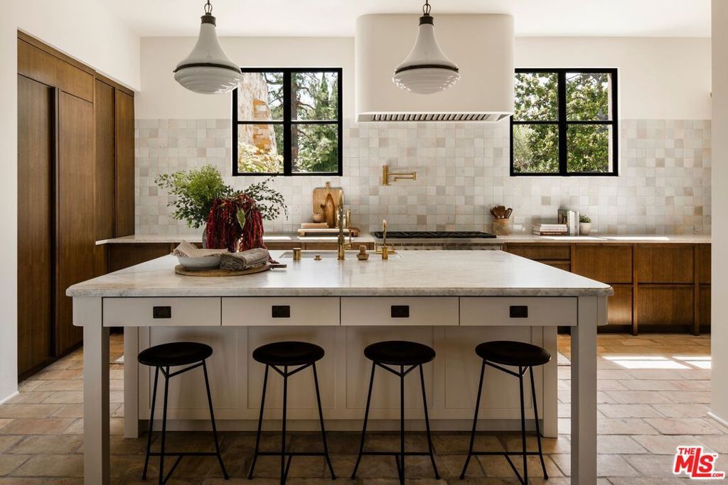 Image 13 of property listing at 976 N Alpine Drive, Beverly Hills, CA 90210