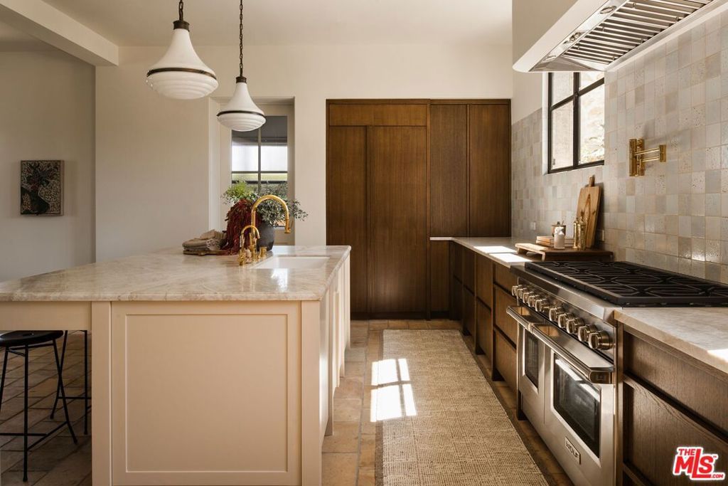 Image 14 of property listing at 976 N Alpine Drive, Beverly Hills, CA 90210