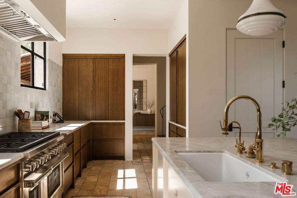 Image 15 of property listing at 976 N Alpine Drive, Beverly Hills, CA 90210