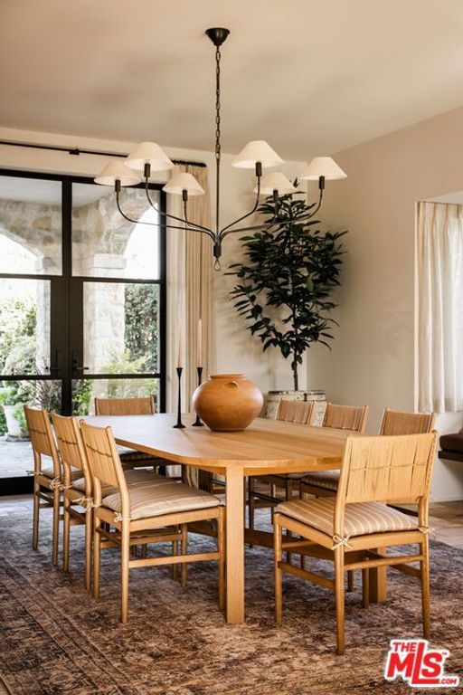 Image 16 of property listing at 976 N Alpine Drive, Beverly Hills, CA 90210