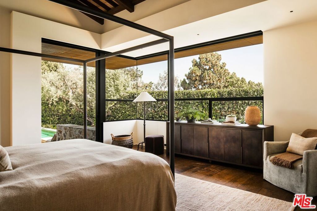 Image 20 of property listing at 976 N Alpine Drive, Beverly Hills, CA 90210