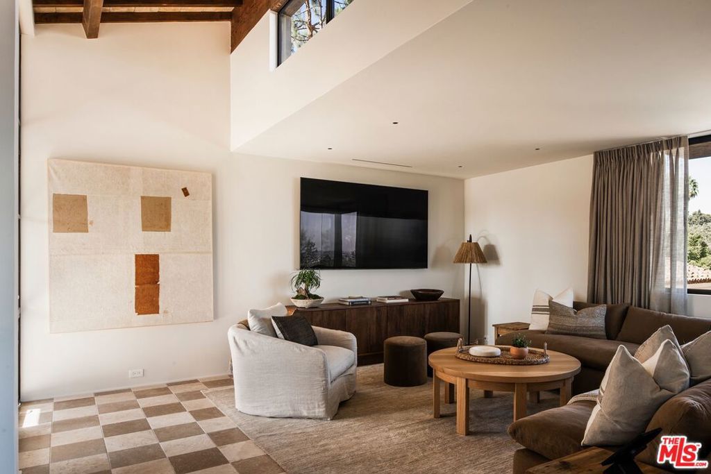 Image 24 of property listing at 976 N Alpine Drive, Beverly Hills, CA 90210
