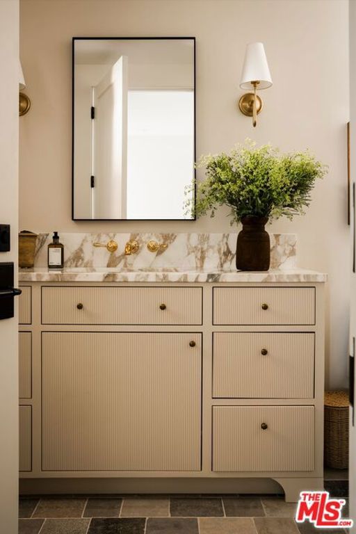Image 25 of property listing at 976 N Alpine Drive, Beverly Hills, CA 90210