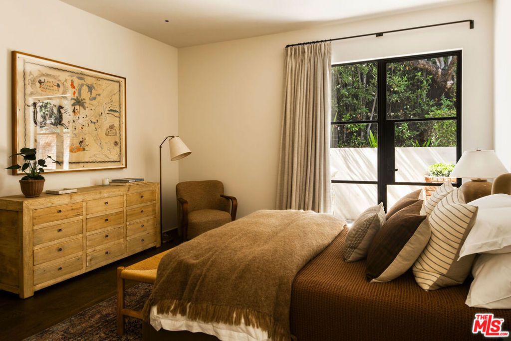 Image 26 of property listing at 976 N Alpine Drive, Beverly Hills, CA 90210