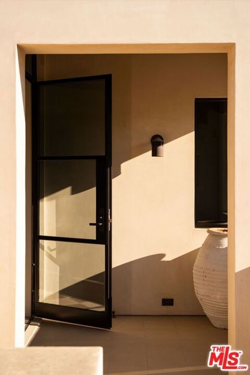 Image 27 of property listing at 976 N Alpine Drive, Beverly Hills, CA 90210