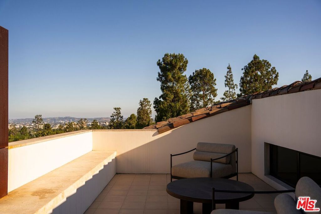 Image 29 of property listing at 976 N Alpine Drive, Beverly Hills, CA 90210