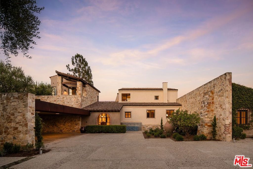 Image 3 of property listing at 976 N Alpine Drive, Beverly Hills, CA 90210