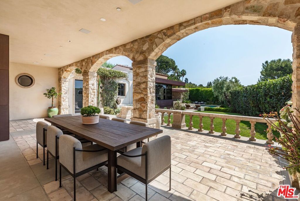 Image 30 of property listing at 976 N Alpine Drive, Beverly Hills, CA 90210