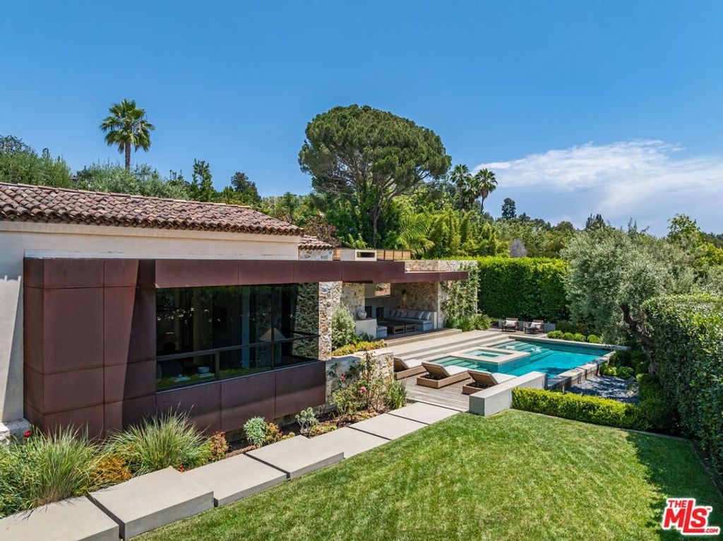 Image 31 of property listing at 976 N Alpine Drive, Beverly Hills, CA 90210