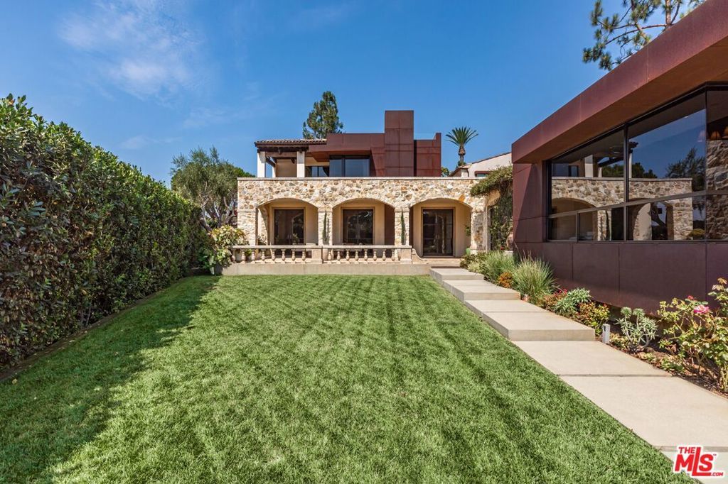 Image 32 of property listing at 976 N Alpine Drive, Beverly Hills, CA 90210