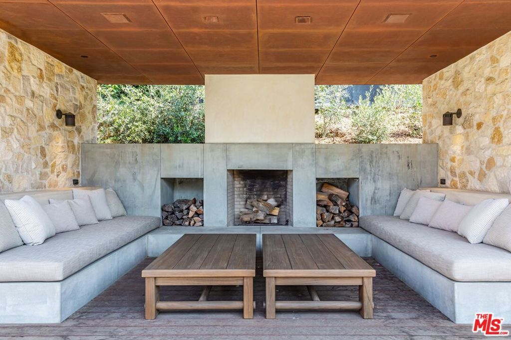Image 35 of property listing at 976 N Alpine Drive, Beverly Hills, CA 90210
