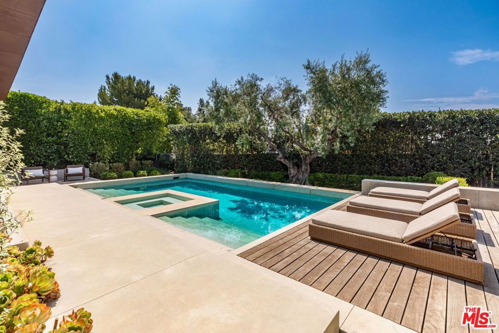 Image 36 of property listing at 976 N Alpine Drive, Beverly Hills, CA 90210