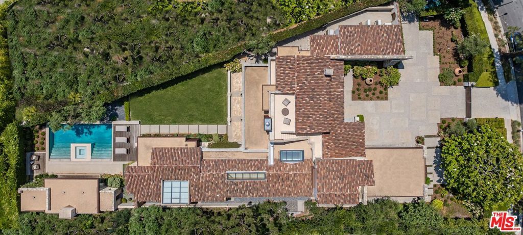 Image 37 of property listing at 976 N Alpine Drive, Beverly Hills, CA 90210