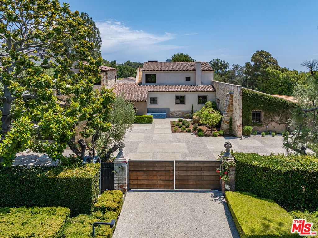 Image 38 of property listing at 976 N Alpine Drive, Beverly Hills, CA 90210