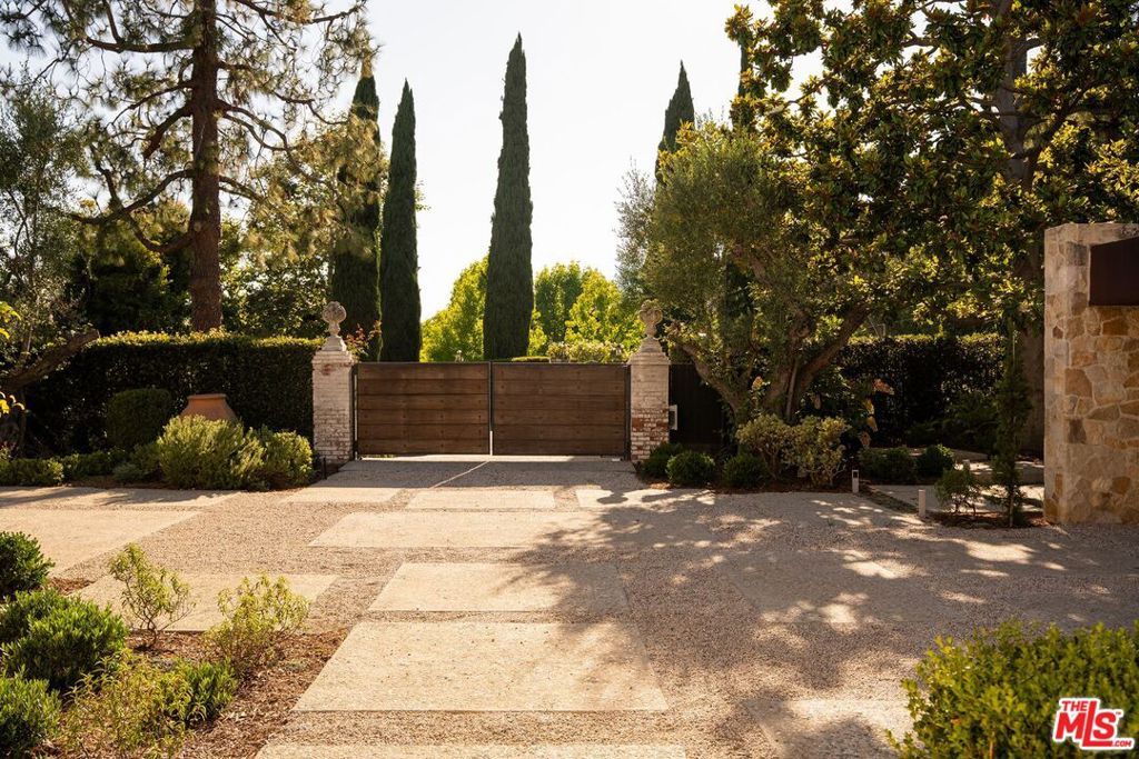 Image 4 of property listing at 976 N Alpine Drive, Beverly Hills, CA 90210