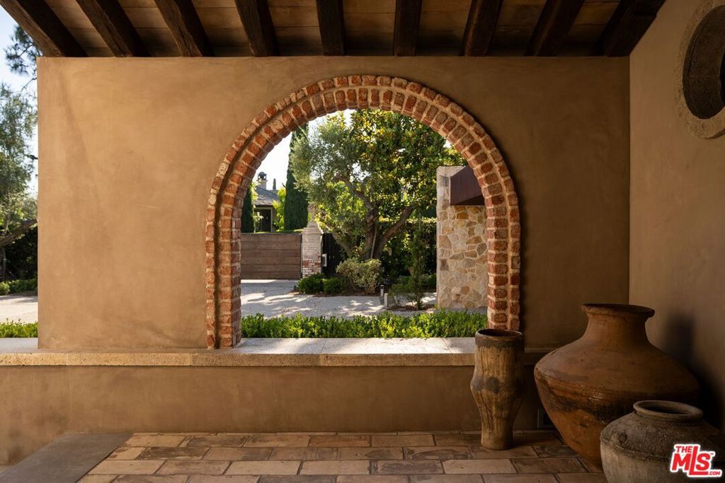 Image 5 of property listing at 976 N Alpine Drive, Beverly Hills, CA 90210