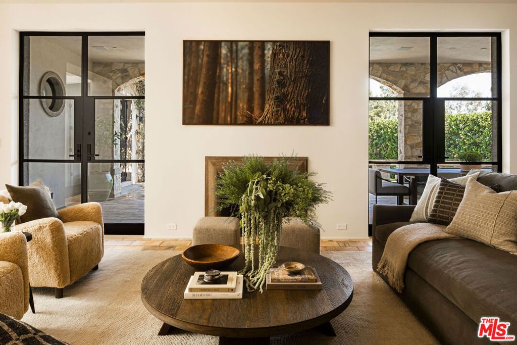 Image 8 of property listing at 976 N Alpine Drive, Beverly Hills, CA 90210