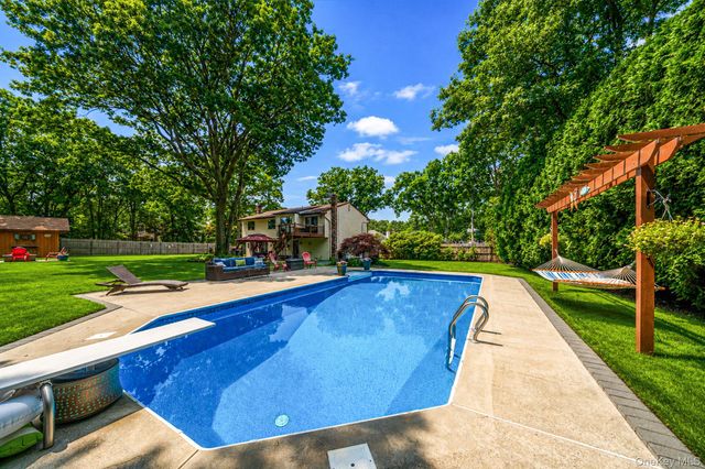 411 Robinson Avenue, East Patchogue, NY 11772