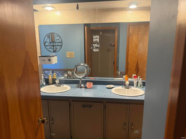 7701 Meadowview Drive, Evansville, IN 47710