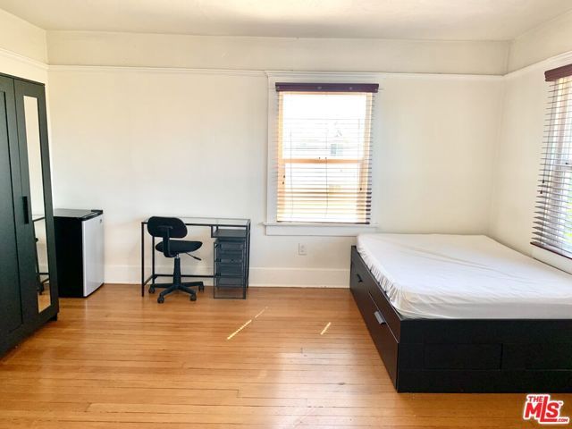 1327 W 35th Street, Los Angeles, CA 90007