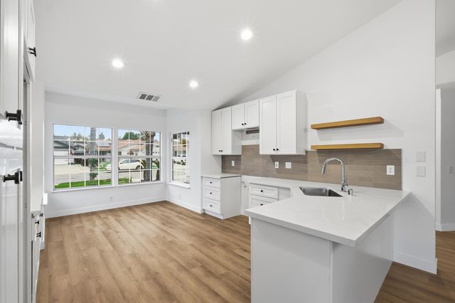 945 N Oakwood Court, Visalia, CA 93291