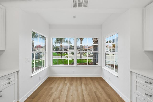 945 N Oakwood Court, Visalia, CA 93291