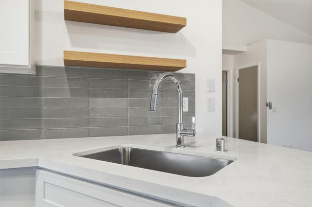 945 N Oakwood Court, Visalia, CA 93291