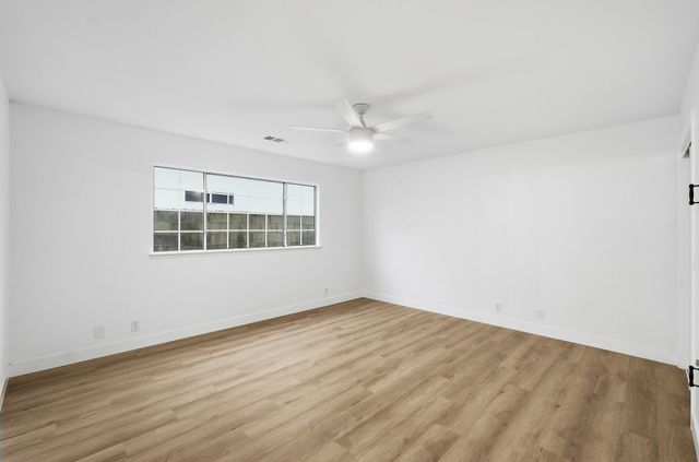 945 N Oakwood Court, Visalia, CA 93291