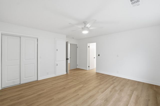 945 N Oakwood Court, Visalia, CA 93291