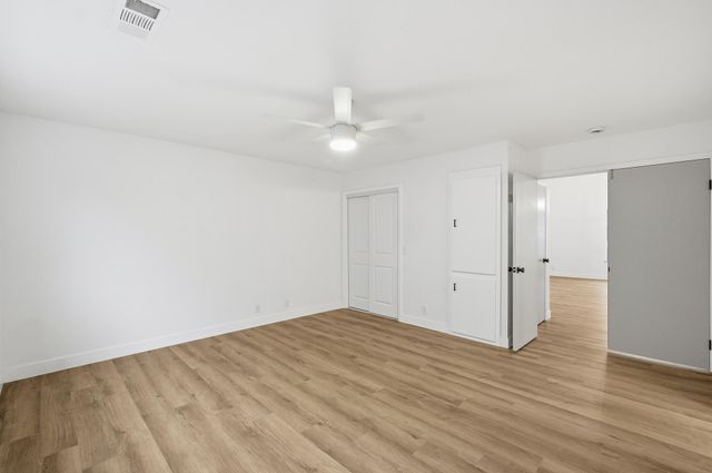 945 N Oakwood Court, Visalia, CA 93291