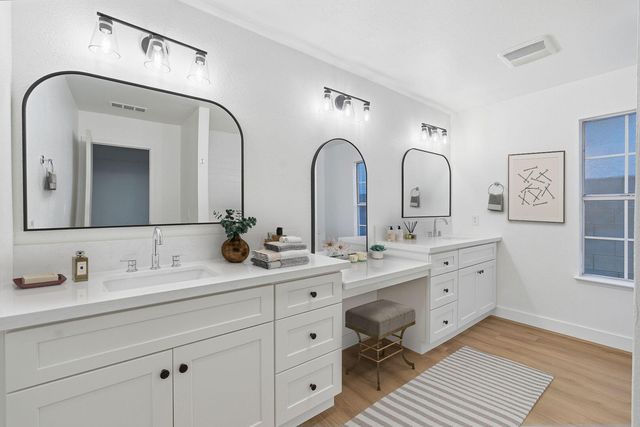 945 N Oakwood Court, Visalia, CA 93291