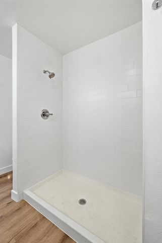 945 N Oakwood Court, Visalia, CA 93291