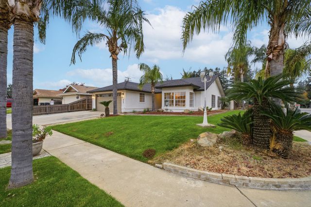 945 N Oakwood Court, Visalia, CA 93291