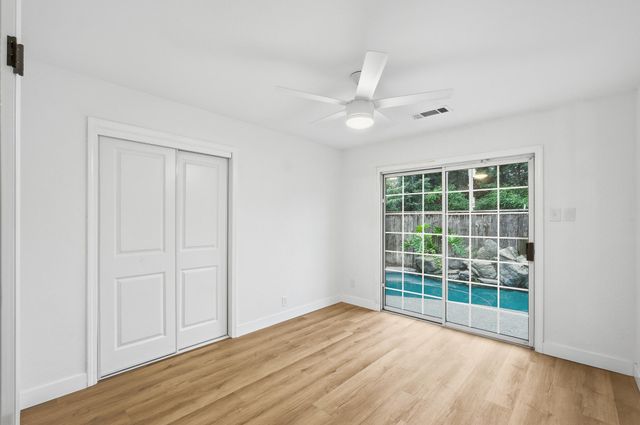 945 N Oakwood Court, Visalia, CA 93291