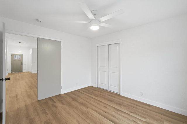 945 N Oakwood Court, Visalia, CA 93291