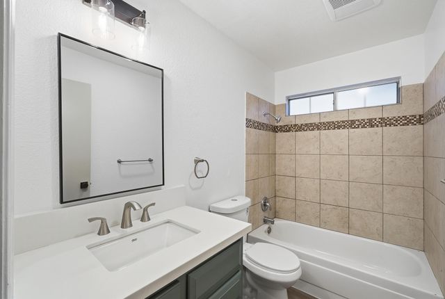 945 N Oakwood Court, Visalia, CA 93291