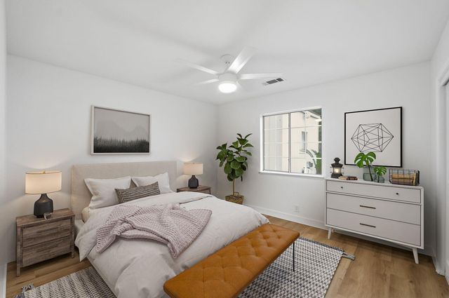 945 N Oakwood Court, Visalia, CA 93291