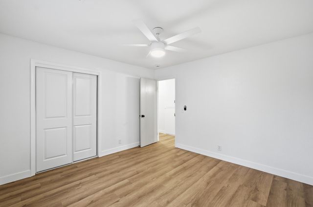 945 N Oakwood Court, Visalia, CA 93291