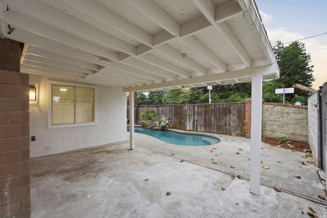 945 N Oakwood Court, Visalia, CA 93291