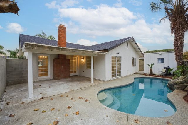 945 N Oakwood Court, Visalia, CA 93291