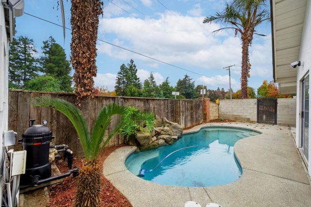 945 N Oakwood Court, Visalia, CA 93291