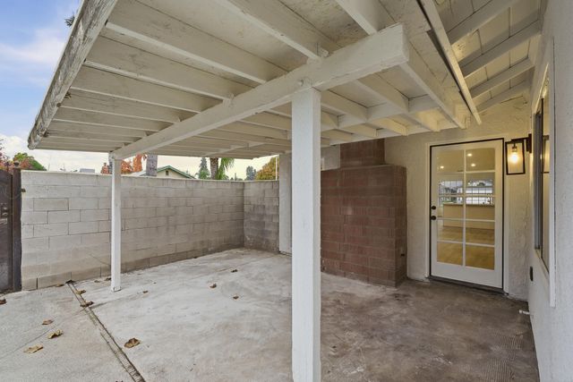 945 N Oakwood Court, Visalia, CA 93291