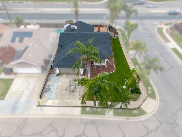 945 N Oakwood Court, Visalia, CA 93291