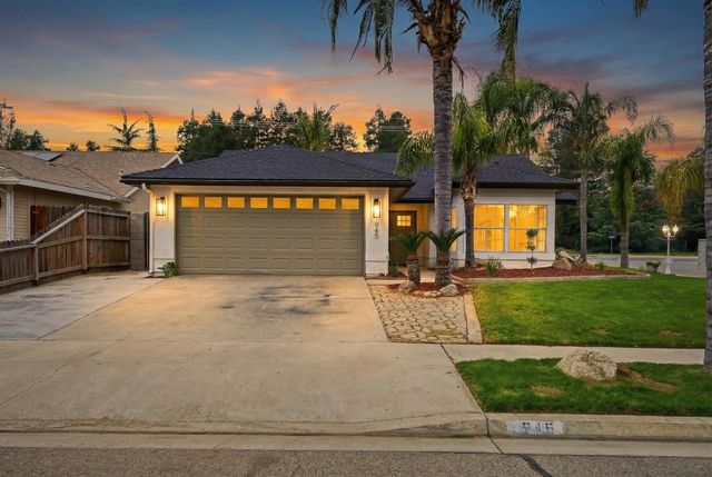 945 N Oakwood Court, Visalia, CA 93291