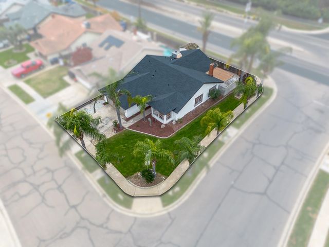 945 N Oakwood Court, Visalia, CA 93291