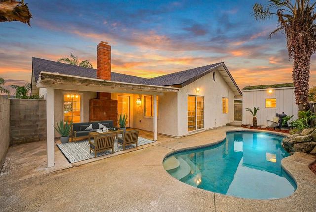 945 N Oakwood Court, Visalia, CA 93291