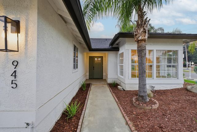 945 N Oakwood Court, Visalia, CA 93291