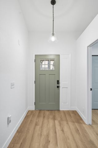 945 N Oakwood Court, Visalia, CA 93291