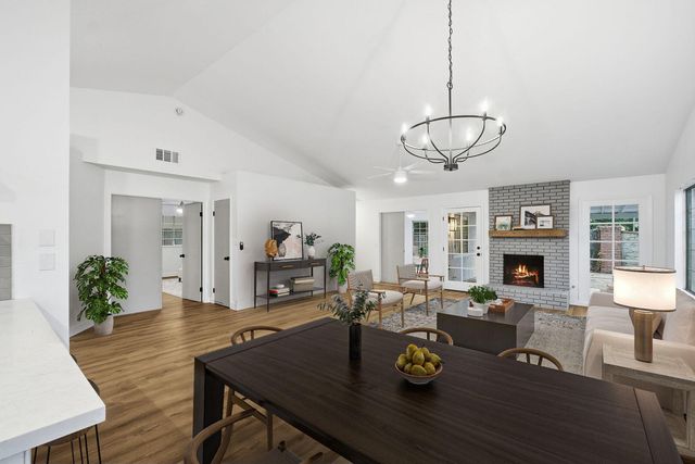 945 N Oakwood Court, Visalia, CA 93291