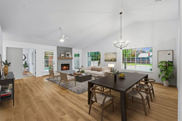 945 N Oakwood Court, Visalia, CA 93291